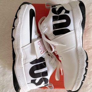 Boy’s Nike Team Hustle D8 Basketball Sneakers - Size 6.5Y